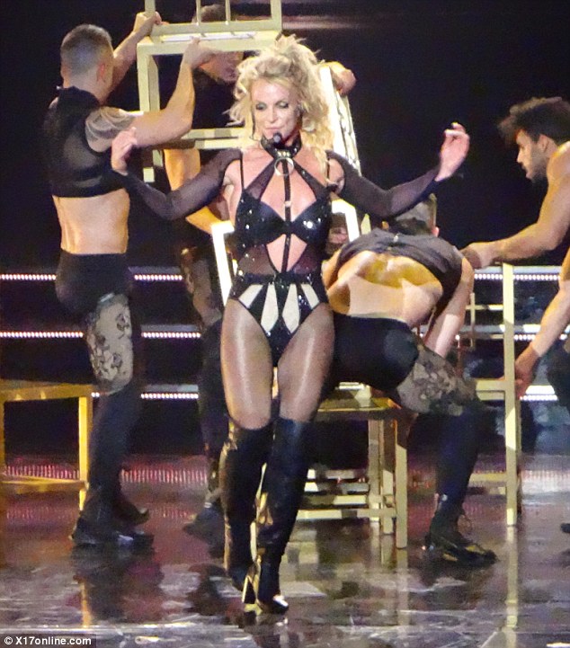  Các bộ bodysuit được Britney Spears phát huy triệt để trong buổi diễn tại Las Vegas. Các trang phục này không chỉ giúp cô khoe hình thể, mà còn rất tiện lợi cho những phần vũ đạo. 