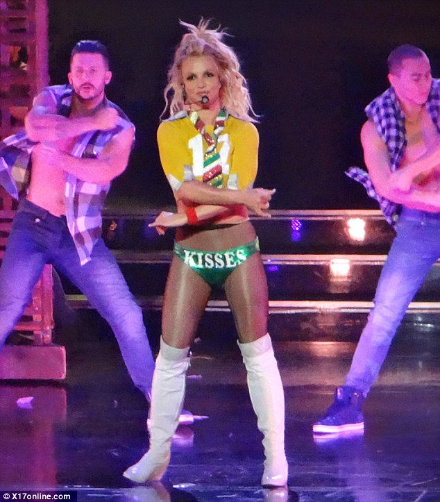  Màu vàng và xanh lá được Britney kết hợp khá trẻ trung trong tiết mục cuối chương trình. Được biết, Britney gần đây đã gia hạn hợp đồng trình diễn tại Las Vegas kéo dài từ tháng 10/2016 tới tháng 2/2017 vì fan quá yêu mến. 
