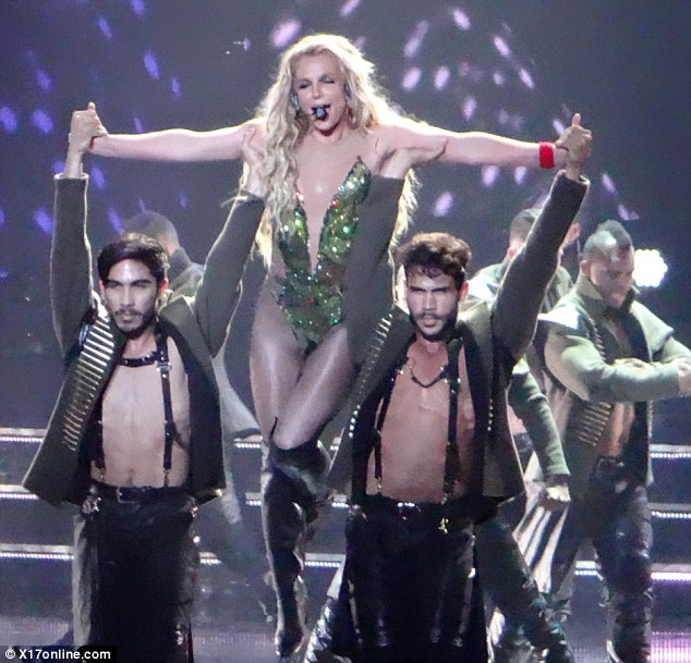  Britney Spears hiện không hò hẹn với ai. Cô tập trung chăm sóc hai con trai và phát triển sự nghiệp. Một album mới được trình làng trong năm nay hoặc năm tới cũng là mục tiêu mà công chúa nhạc Pop đặt ra cho chính mình lúc này. 