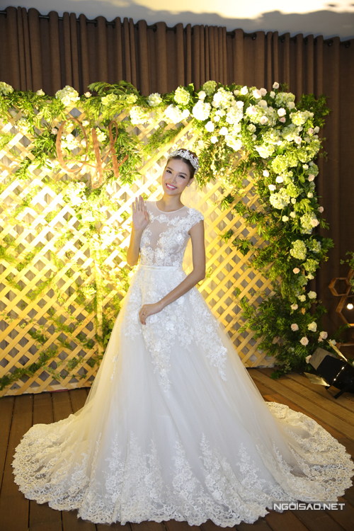 Kỳ Hân lộng lẫy trong mẫu váy cưới do Chung Thanh Phong thiết kế.