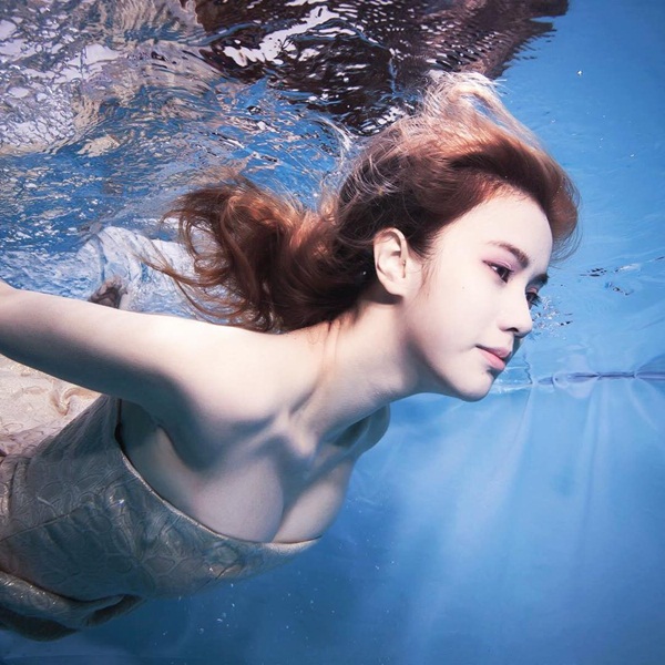 Larine gợi cảm "đốt mắt" trong ảnh nghệ thuật dưới nước.