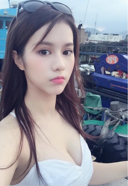 Hot girl mạng 18 tuổi