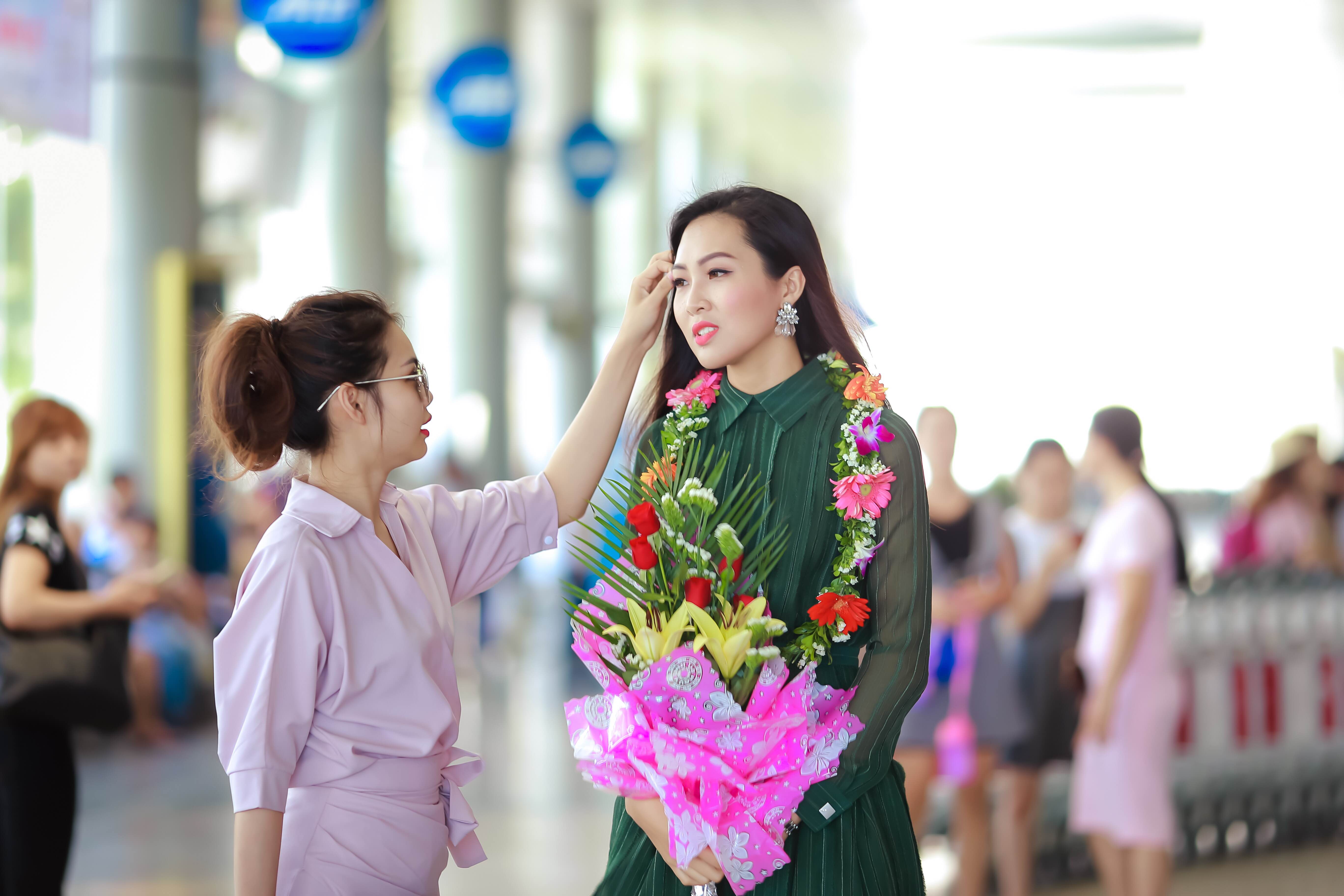 Ngoài ra, những fans hâm mộ của Diệu Ngọc cũng đã mang đến cho cô một bất ngờ lớn khi ra sân bay đón cùng gia đình của cô.
