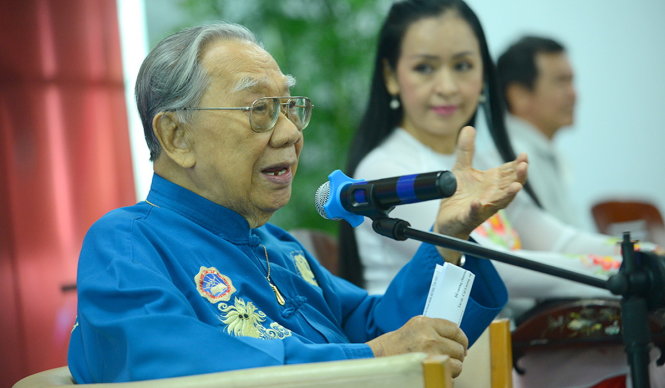 GS.TS Trần Văn Khê tại buổi giao lưu Tài tử - Cải lương: Sự tương đồng và khác biệt tại tòa soạn báo Tuổi Trẻ sáng 18-3-2014 - Ảnh: QUANG ĐỊNH