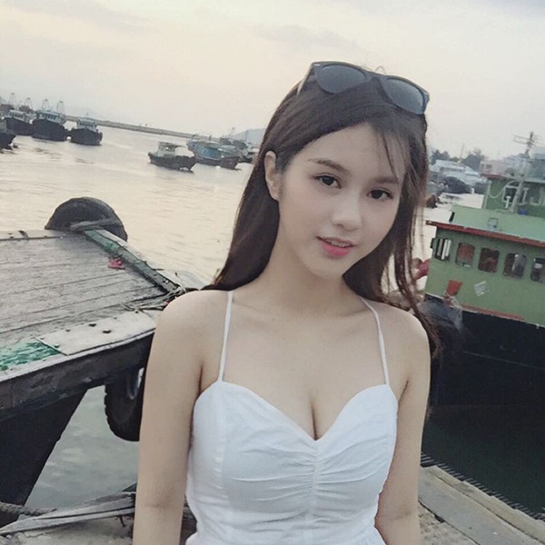 Ngay sau đó, những bức ảnh đời thường xinh đẹp của thiếu nữ Hong Kong cũng   được netizen lần ra và lan truyền trên mạng. Nhiều người ngưỡng mộ còn đến tận   nhà hàng nơi Larine làm để gặp tận mắt và chụp ảnh người đẹp.