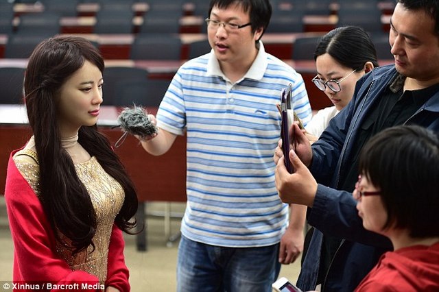Trung Quốc ra mắt &#34;thánh nữ robot&#34; giống hệt người - 5