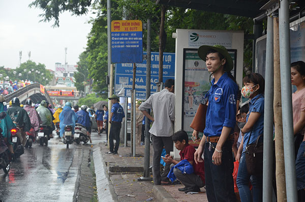 13.000 tình nguyện viên đội mưa hỗ trợ thí sinh làm thủ tục