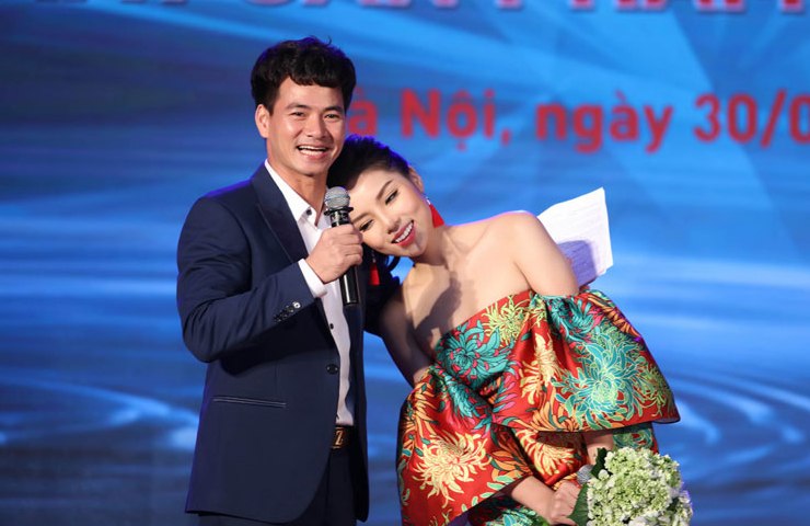 Hoa hậu Kỳ Duyên khoe vai trần gợi cảm, e ấp bên Xuân Bắc