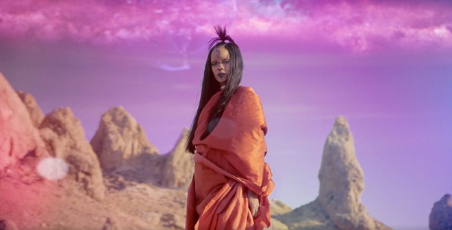 Rihanna cao long may trong MV nhac phim bom tan hinh anh 1