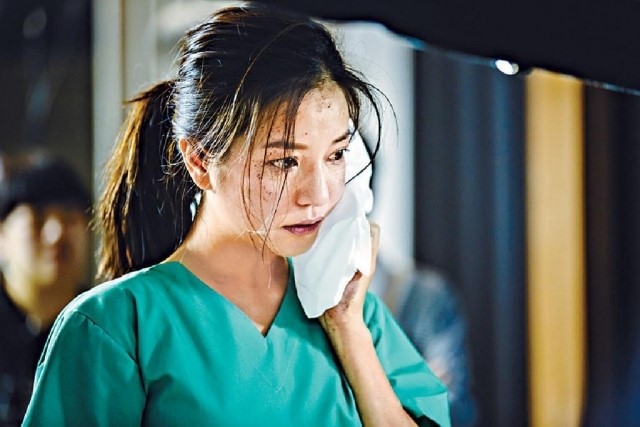 Triệu Vy bầm mắt vì bị Cổ Thiên Lạc  tát  trên phim trường
