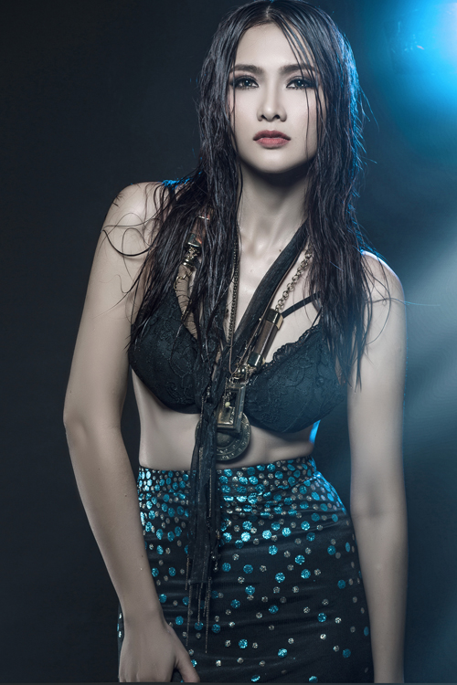 Anh Thư diện nội y khoe hình thể sexy