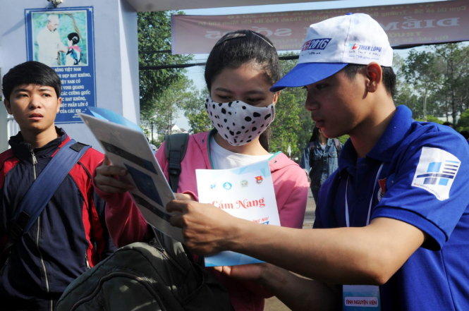 Sinh viên tình nguyện hướng dẫn thí sinh vào phòng thi tại hội đồng thi Trường THCS Trần Hưng Đạo (TP Biên Hòa, Đồng Nai) - Ảnh: A LỘC