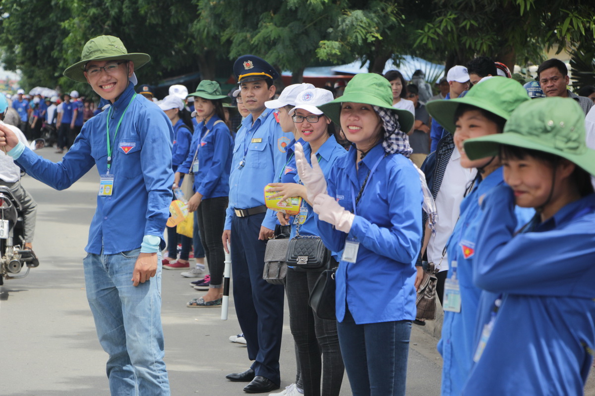 Khoảnh khắc vui vẻ của các tình nguyện viên suốt những ngày đồng hành cùng thí sinh, phụ huynh - Ảnh: DOÃN HÒA