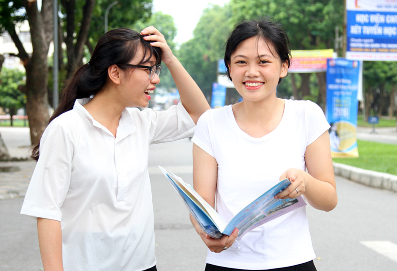 Đinh Thu Huyền và Phạm Thúy Hiền – học sinh trường THPT Yên Viên vui vẻ trao đổi bài.