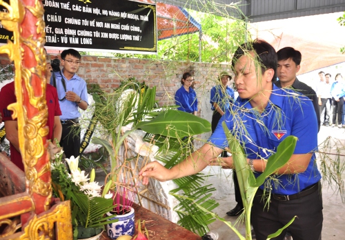 Anh Doãn Hồng Hà – Ủy viên BCH Trung ương Đoàn, Phó Trưởng Ban Thanh niên trường học Trung ương Đoàn, Phó Chủ tịch Hội Sinh viên Việt Nam thắp hương cho nữ sinh viên tình nguyện tử nạn Vũ Thị Xoa