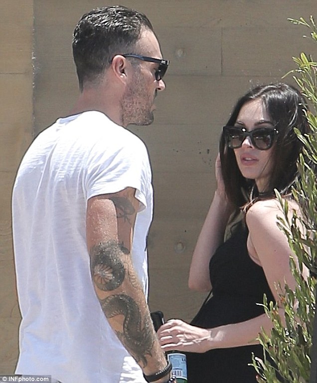  Megan Fox vác bụng bầu đi ăn trưa cùng chồng, ngày 3/7. 