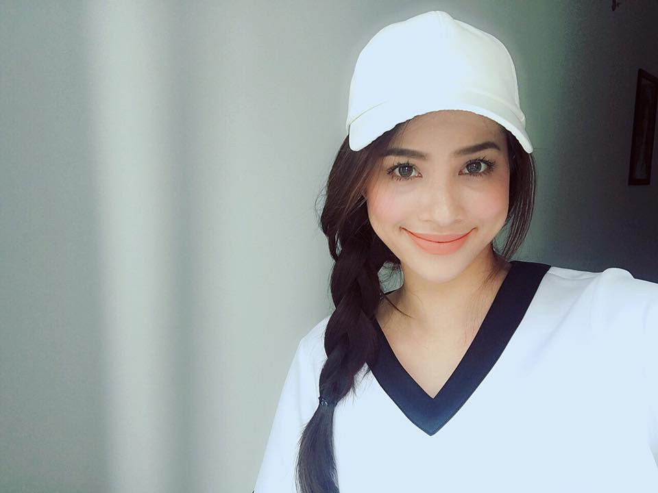 Facebook 24h: Phạm Hương đi câu cá thư giãn - Elly Trần gây thương nhớ với style trẻ trung