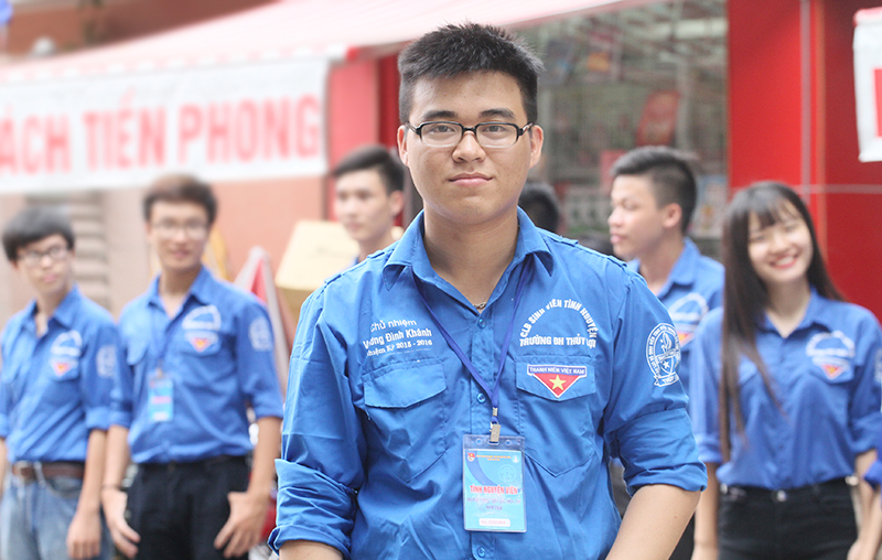 Vương Đình Khánh - Đội trưởng đội SVTN trường Đại học Thủy lợi sát cánh bên cạnh 200 thành viên khác trong chiến dịch Tiếp sức mùa thi