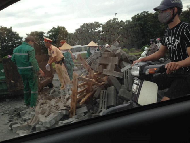 Canh sat giao thong Ha Noi don dong gach bi do giua duong hinh anh 2