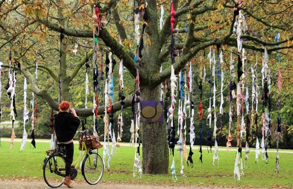 Các bà mẹ đã rủ nhau treo nội y lên một cây cổ thụ trong ngày lễ dành cho các bé gái ở Hà Lan năm 2014. Hoạt động này đã thu hút phái đẹp đến chụp ảnh kỷ niệm.