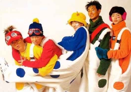Bộ trang phục gây sốt thời Candy của vua Kpop H.O.T cách đây 20 năm bị nghi là hàng thu gom được từ chương trình thiếu nhi Sesame Street của Mỹ.