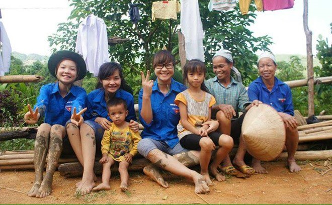 Không phải tình nguyện viên nào cũng đứng nắng, đào mương