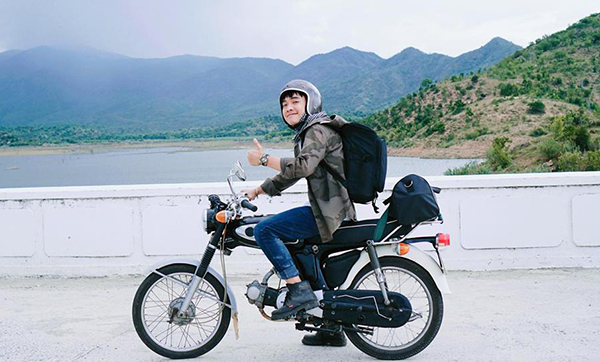 Sao Việt 8/7: Trà Hằng dạng chân phản cảm, Linh Chi bị Ngọc Trinh  dìm 