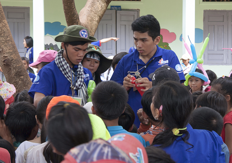 Lê Hoàng Kha (người đội mũ, bên trái ảnh) cùng thành viên đội SVTN Mùa hè xanh trường ĐH Công nghiệp TP.HCM trong chiến dịch tại tỉnh Đak Nông.