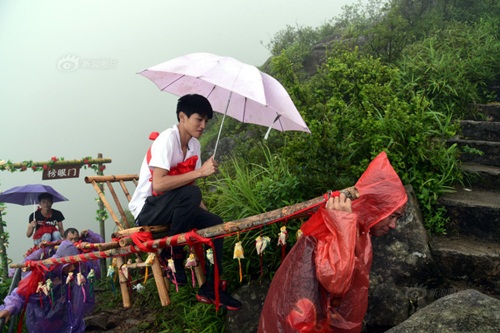 Nam sinh TQ bị &#34;ném đá&#34; vì thuê người già kiệu lên núi - 5