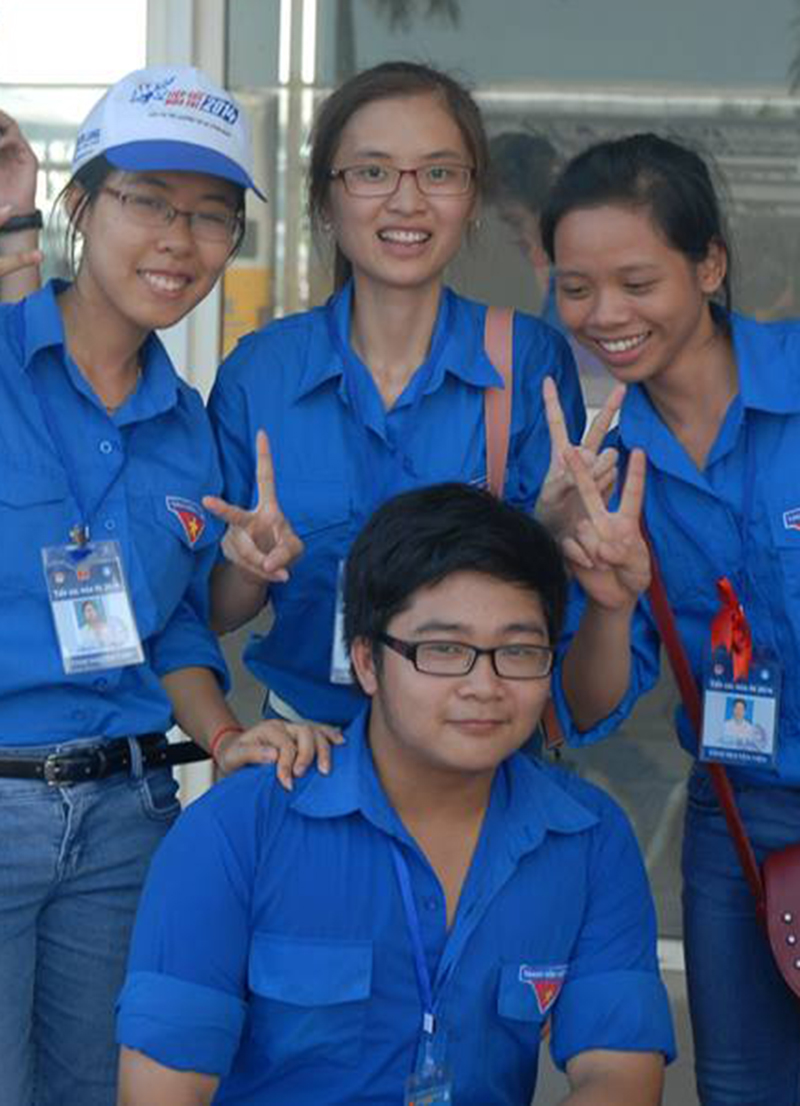 Nguyễn Tiến Dũng và các bạn gái trong đội tình nguyện Tiếp sức mùa thi năm 2014.