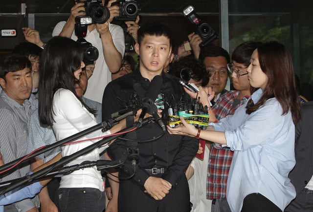 Park Yoo Chun chưa được xử trắng án vụ điều tra xâm hại tình dục các cô gái trẻ làm việc tại tụ điểm giải trí. 