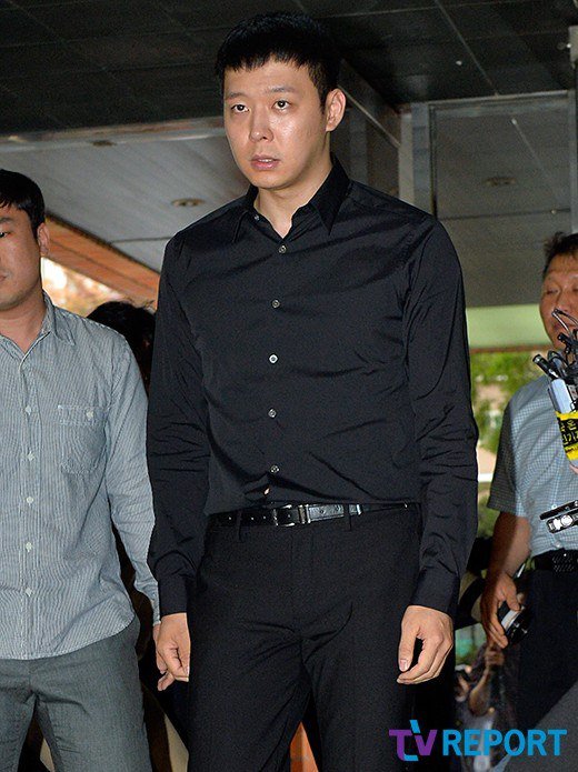  Nam diễn viên kiêm ca sĩ xứ Hàn Park Yoo Chun tới sở cảnh sát làm việc vào tháng 7/2016. 