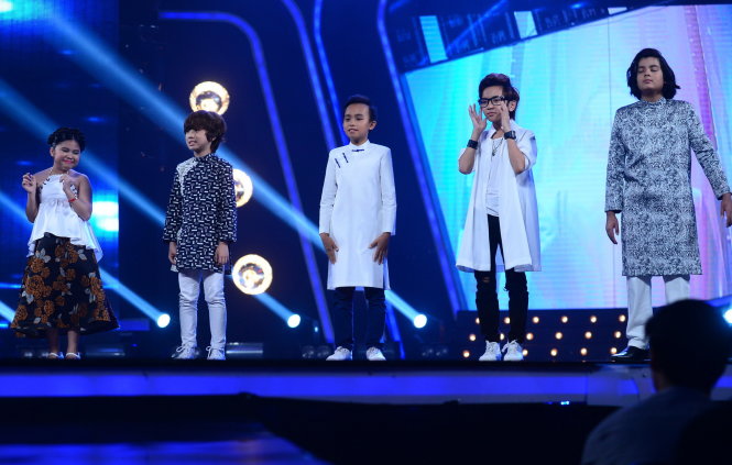 Top 5 Vietnam Idol Kids và cậu bé Hồ Văn Cường (giữa) - Ảnh: QUANG ĐỊNH