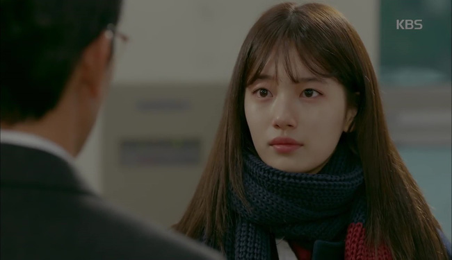 “Uncontrollably Fond”: Kim Woo Bin tặng gấu cho Suzy khiến nữ sinh khác đứng hình - Ảnh 19.