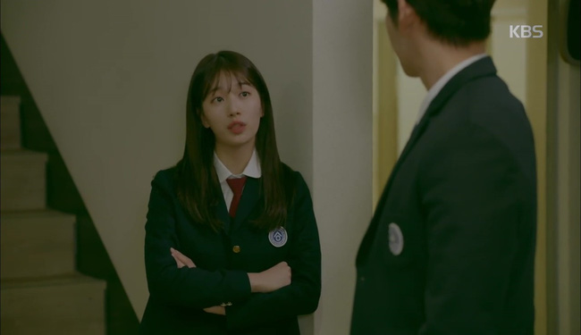 “Uncontrollably Fond”: Kim Woo Bin tặng gấu cho Suzy khiến nữ sinh khác đứng hình - Ảnh 10.