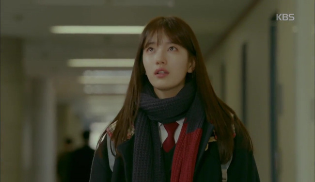 “Uncontrollably Fond”: Kim Woo Bin tặng gấu cho Suzy khiến nữ sinh khác đứng hình - Ảnh 21.