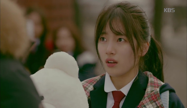 “Uncontrollably Fond”: Kim Woo Bin tặng gấu cho Suzy khiến nữ sinh khác đứng hình - Ảnh 7.
