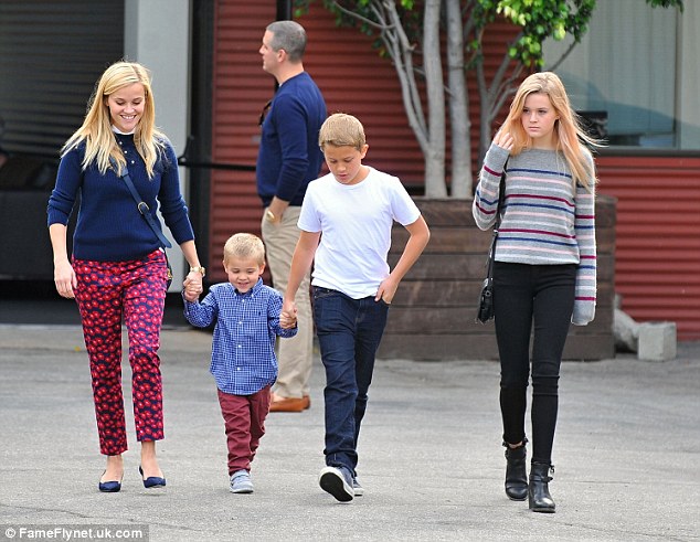  Reese Witherspoon hạnh phúc bên ba đứa con, hai trai và một gái.  