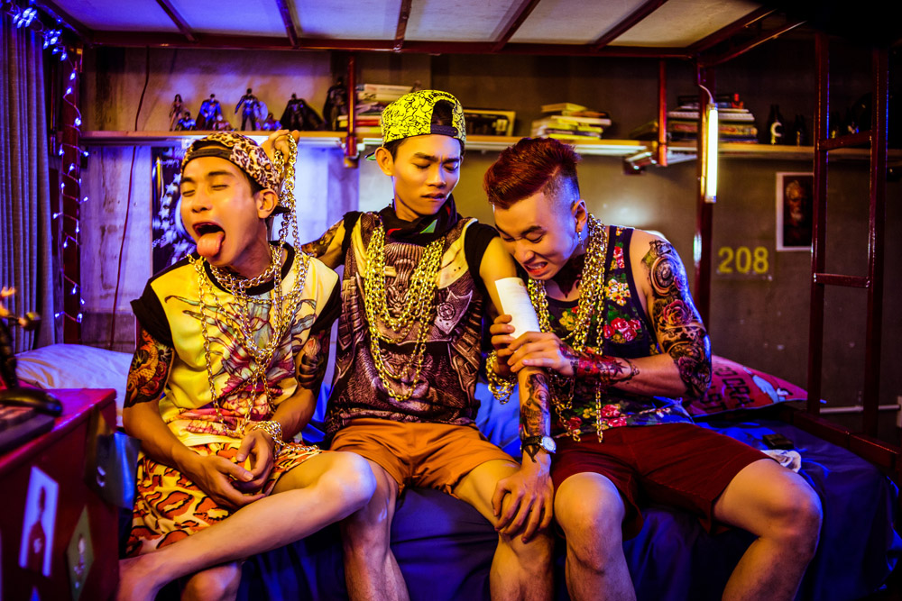 Rapper Karik ‘mang’ Mai Ngô, hotboy xăm trổ vào MV Anh là sinh viên - ảnh 6