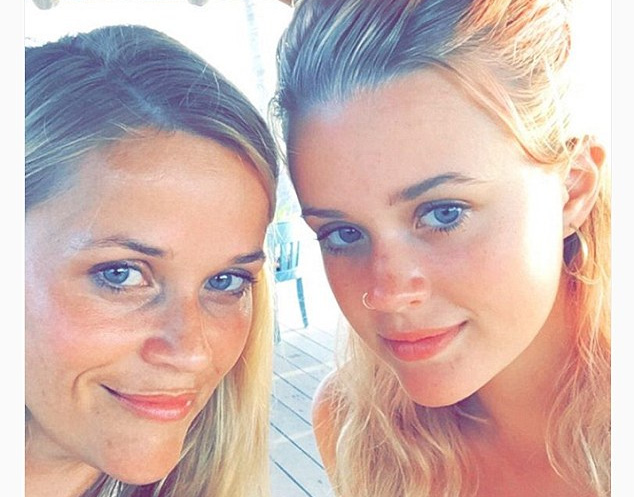  Reese Witherspoon (40 tuổi) và con gái lớn, Ava (16 tuổi) 