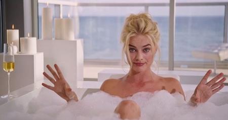 Trong bộ phim “The big short”, Margot cũng có một cảnh quay trong bồn tắm vô cùng nóng bỏng