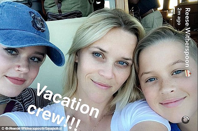  Reese Witherspoon đang đi nghỉ hè cùng các con tại Bahamas.  