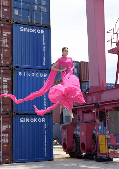Ở phần giới thiệu thử thách catwalk trên không, Thanh Hằng lại chọn mẫu váy hồng thướt tha của nhà thiết kế