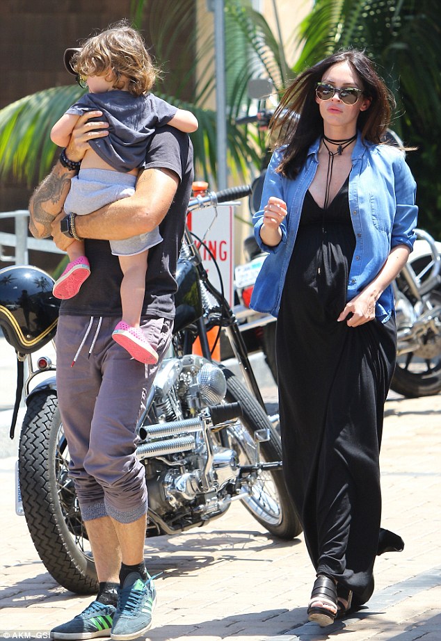  Megan Fox và Brian đi ăn trưa cùng hai con trai ở Malibu, ngày 9/7. 
