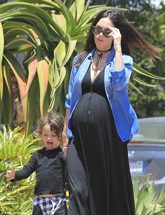  Megan Fox dắt tay cậu con trai Noah, 3 tuổi. 