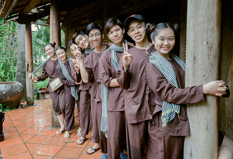 Qua bộ ảnh này, 9 người bạn thân thiết muốn lưu giữ lại những hình ảnh đáng nhớ của tuổi học trò, để rồi mai này mỗi người một nơi xa vẫn luôn có nhau bên cạnh.