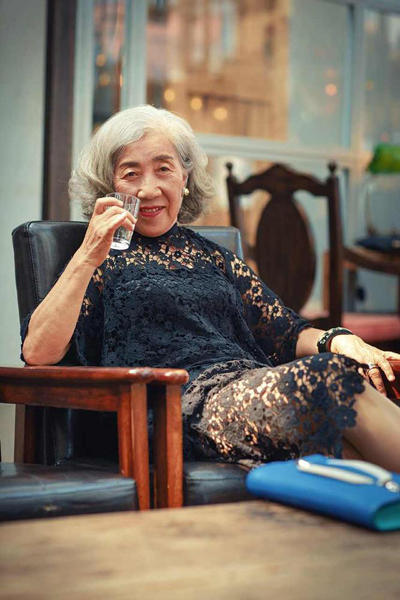 Những bức ảnh chụp bà cụ trong vai trò người mẫu thời trang xuất hiện trên mạng xã hội Trung Quốc vào tuần trước và nhanh chóng gây sốt