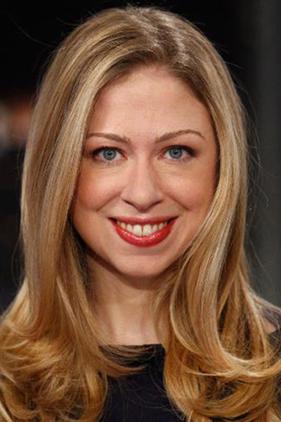 14. Chelsea Clinton Chelsea là con gái duy nhất của cựu Tổng thống Mỹ Bill Clinton và cựu Ngoại trưởng Mỹ và Đệ nhất phu nhân Hillary Rodham Clinton. Cô là phóng viên đặc biệt cho NBC News, làm việc với Quỹ Clinton và Sáng kiến toàn cầu Clinton. Cô đang giúp đỡ mẹ, bà Hillary, trong chiến dịch vận động, tranh cử làm Tổng thống Mỹ nhiệm kỳ tới.