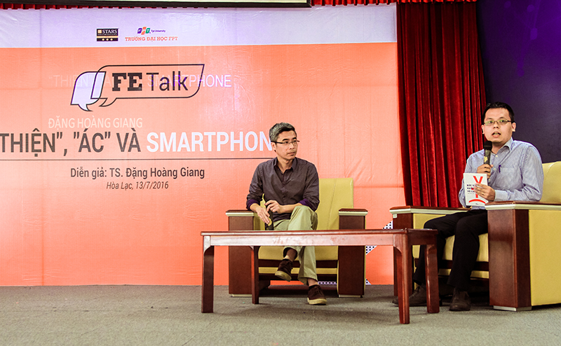 Talkshow “Thiện”, “Ác” và Smartphone giữa TS. Đặng Hoàng Giang và các bạn sinh viên Hà Nội