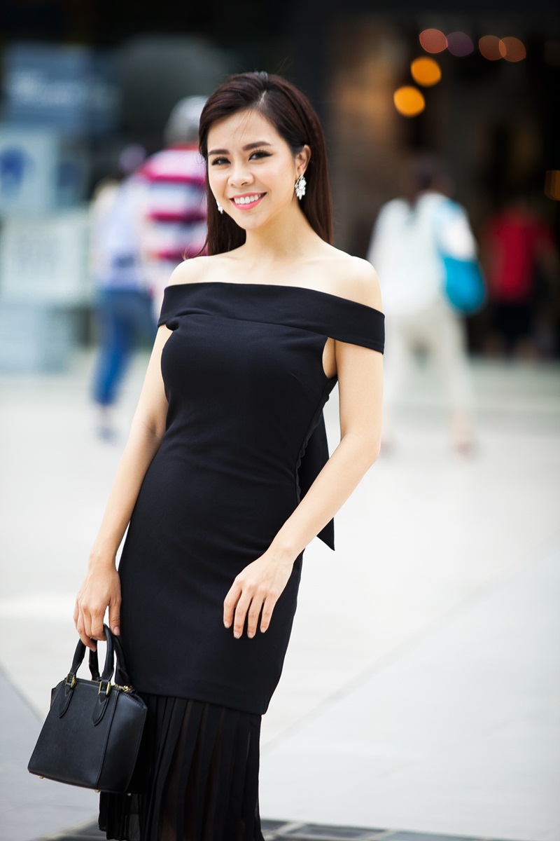 Mẫu váy đen basic giúp tôn lên làn da trắng mịn cho Vũ Ngọc Ánh.